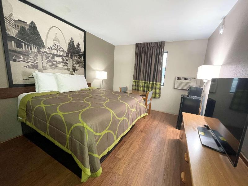 Super 8 by Wyndham Eureka/Six Flags Nearby image
