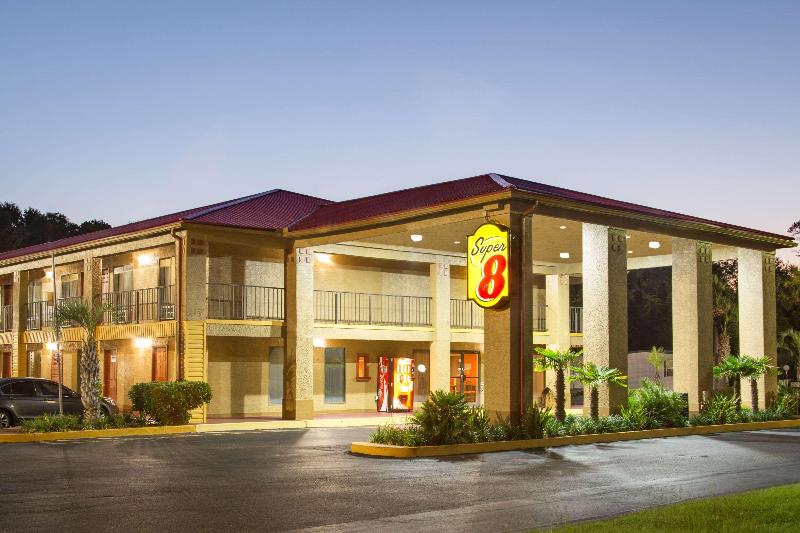 Super 8 by Wyndham Defuniak Springs image