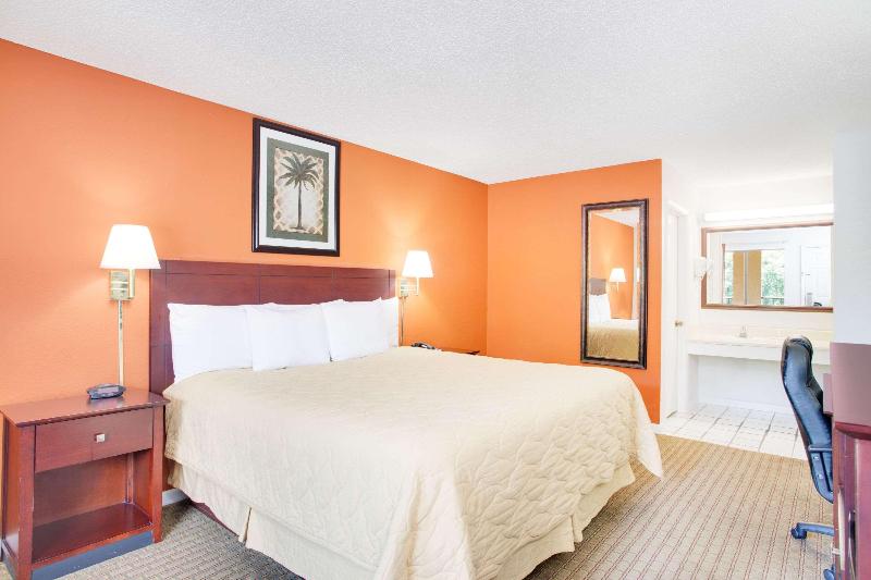 Super 8 by Wyndham Defuniak Springs image