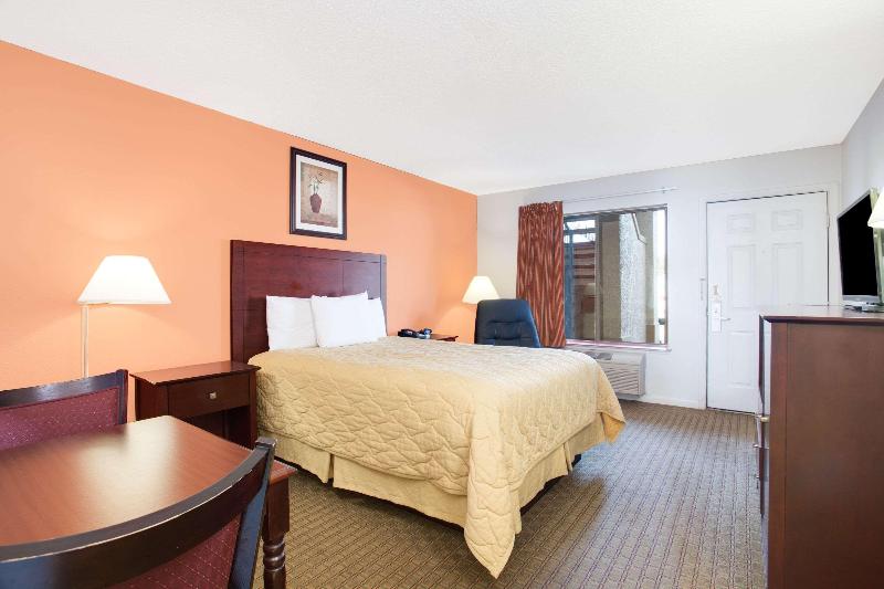 Super 8 by Wyndham Defuniak Springs image