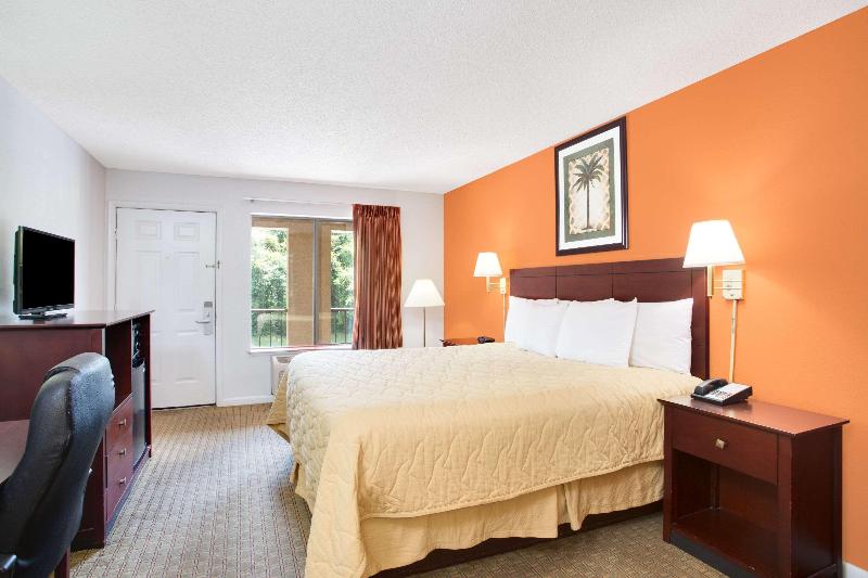 Super 8 by Wyndham Defuniak Springs image