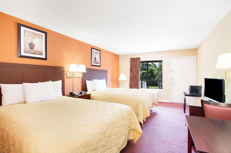 Super 8 by Wyndham Defuniak Springs image