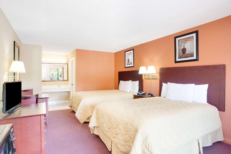 Super 8 by Wyndham Defuniak Springs image