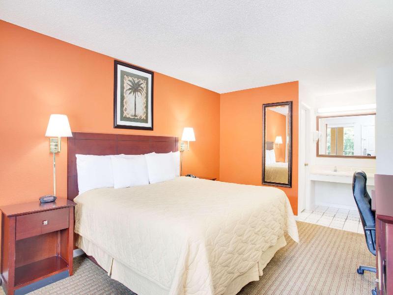 Super 8 by Wyndham Defuniak Springs image