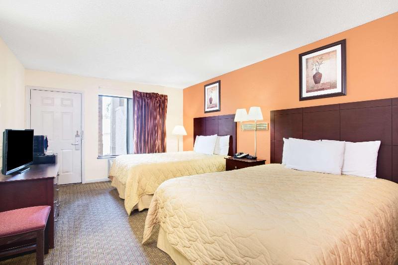 Super 8 by Wyndham Defuniak Springs image
