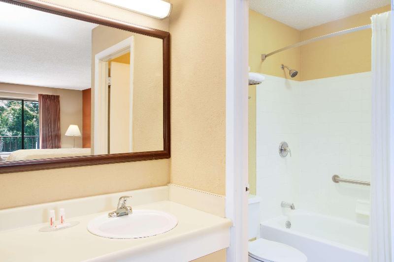 Super 8 by Wyndham Defuniak Springs image