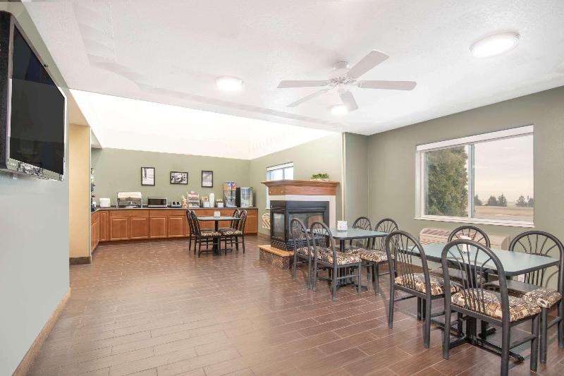 Super 8 by Wyndham Bottineau
