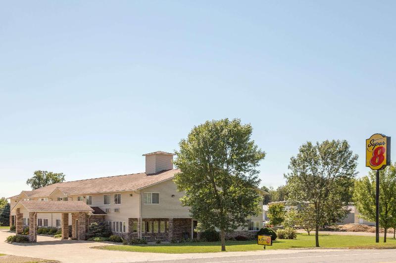 Super 8 By Wyndham Cresco Ia image