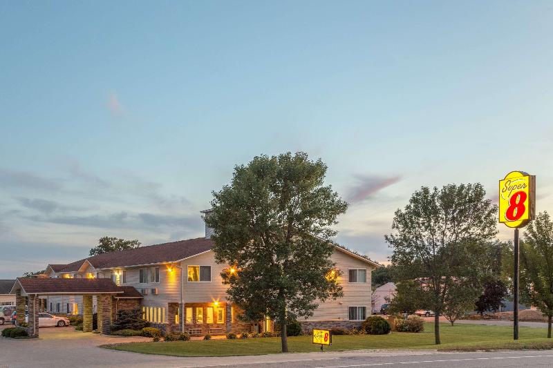 Super 8 By Wyndham Cresco Ia image