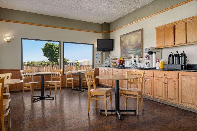 Super 8 by Wyndham Lindsay Olive Tree