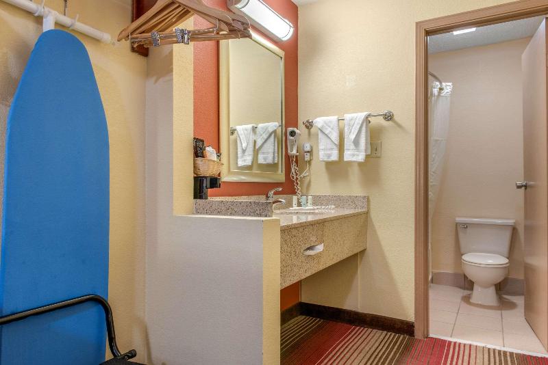 Quality Inn Columbus-East image