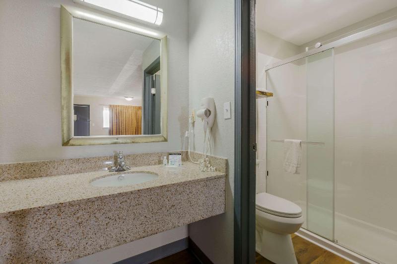 Quality Inn Columbus-East image