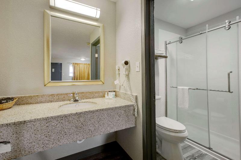Quality Inn Columbus-East image