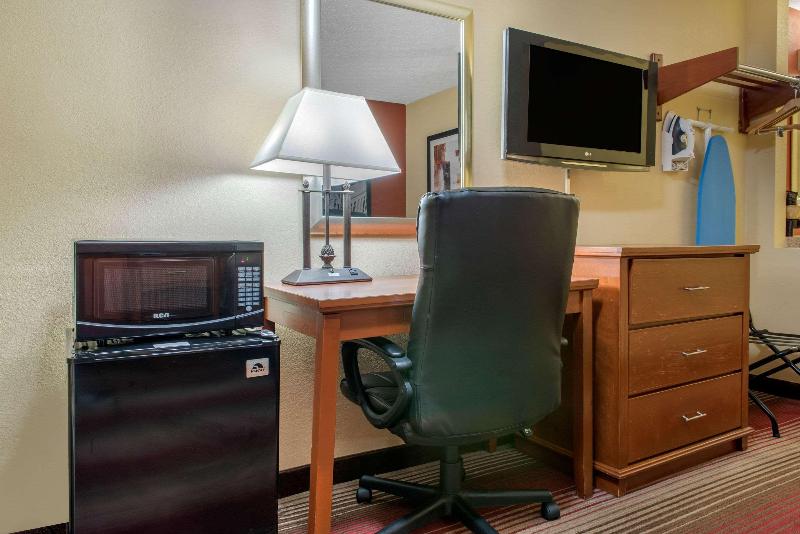Quality Inn Columbus-East image