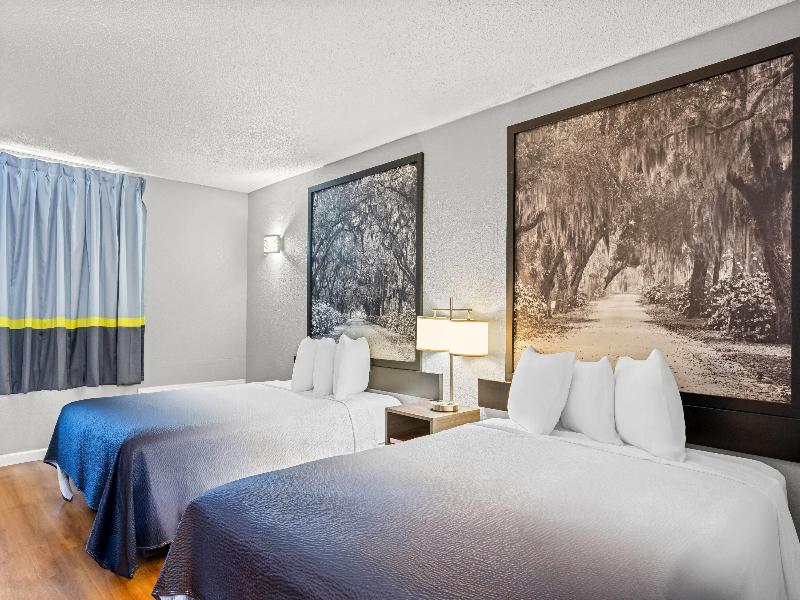 Super 8 by Wyndham Hardeeville image