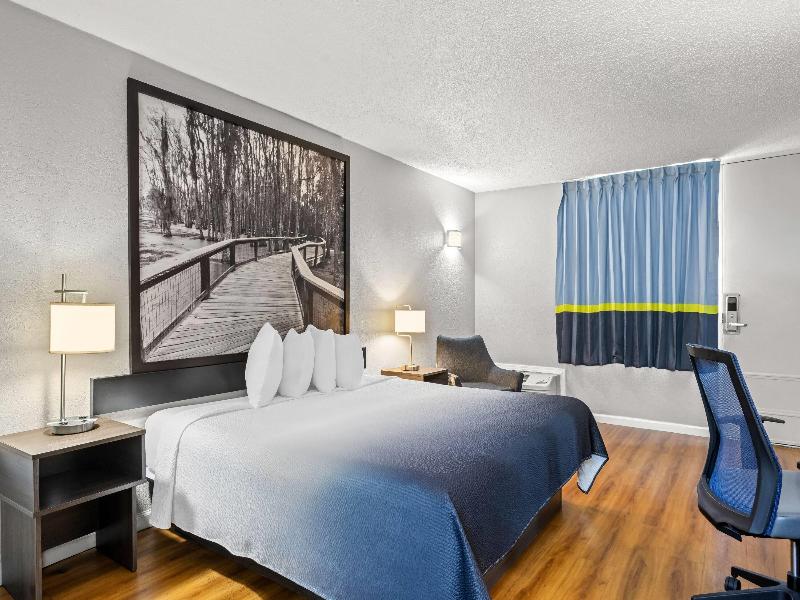 Super 8 by Wyndham Hardeeville image