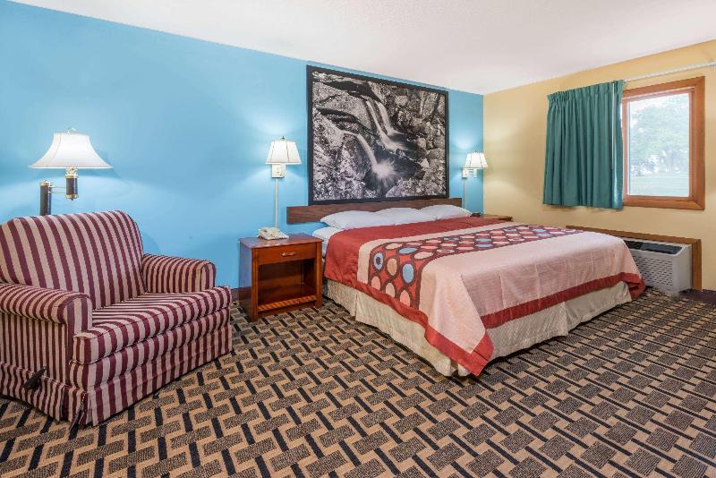Super 8 By Wyndham Staunton image