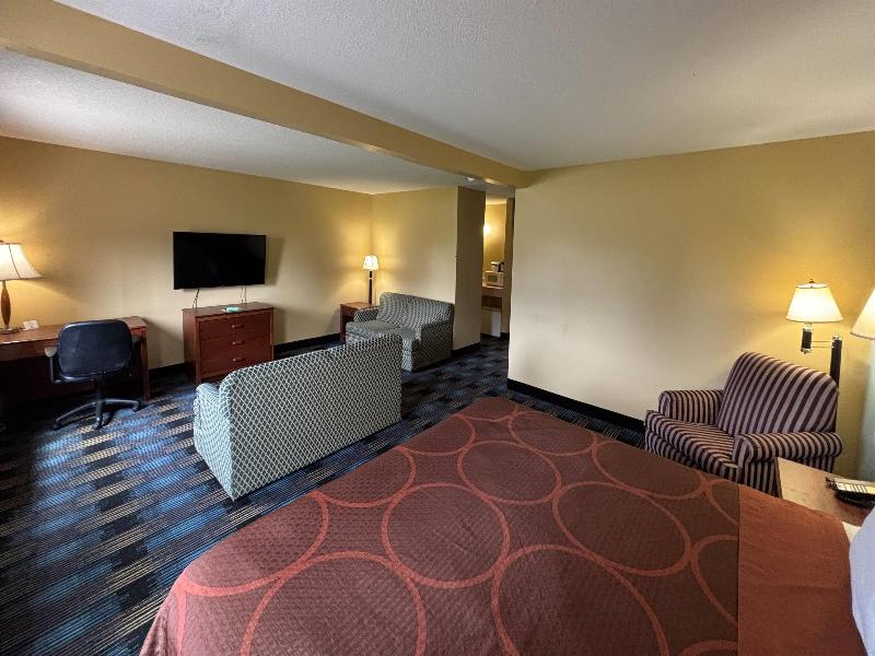 Super 8 By Wyndham Staunton image