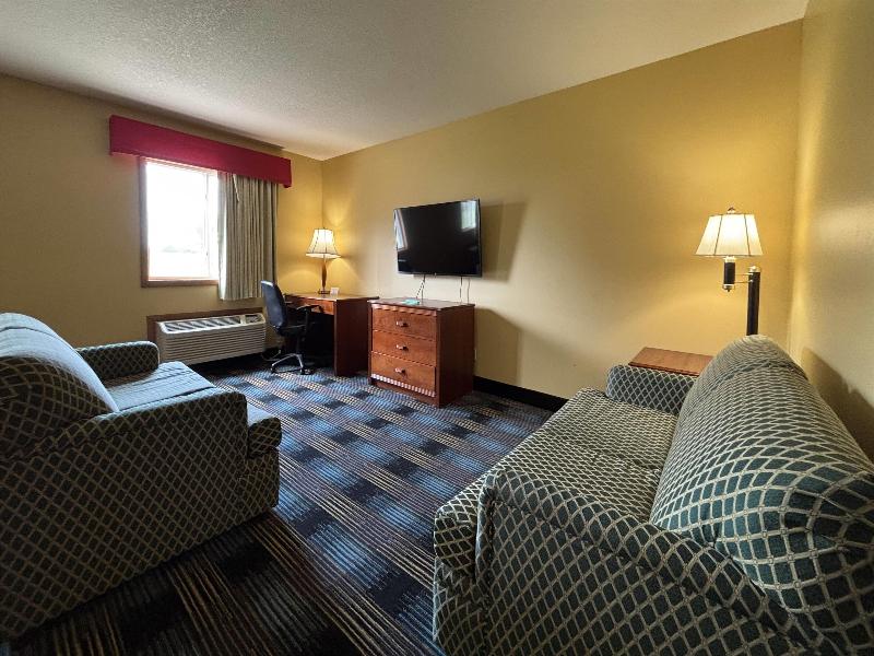 Super 8 By Wyndham Staunton image