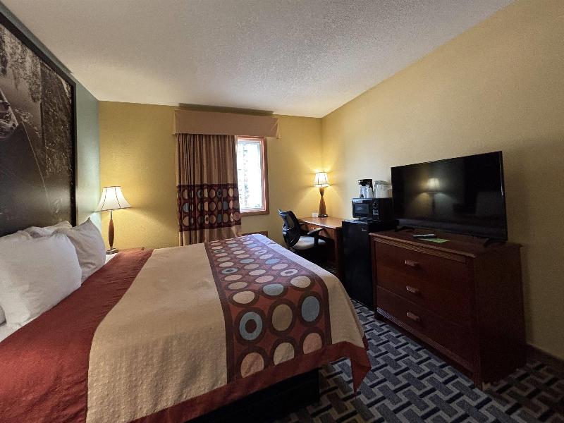 Super 8 By Wyndham Staunton image