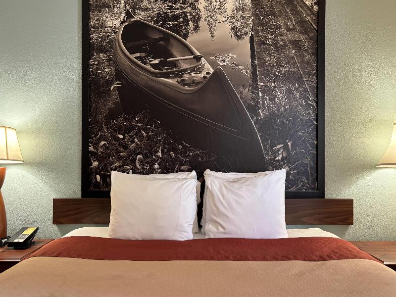 Super 8 By Wyndham Staunton image