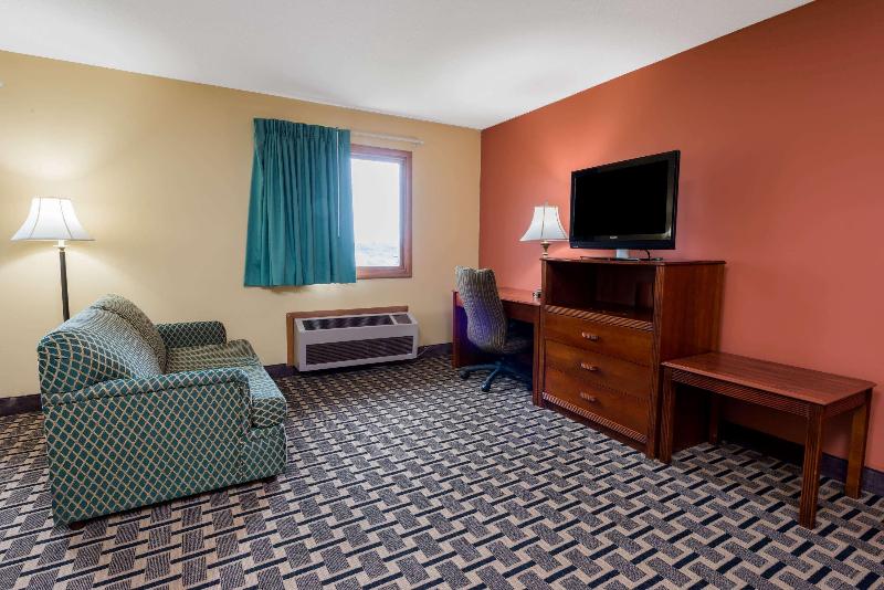 Super 8 By Wyndham Staunton image