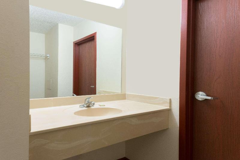 Super 8 By Wyndham Beaver Falls image