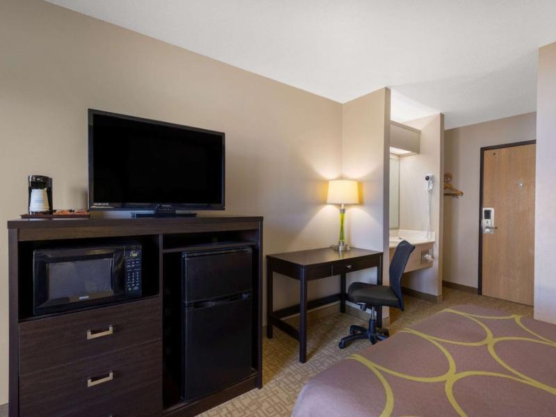 Super 8 by Wyndham Jackson MN image