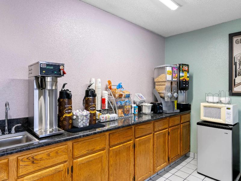 Super 8 by Wyndham Bourbonnais/Kankakee Area image