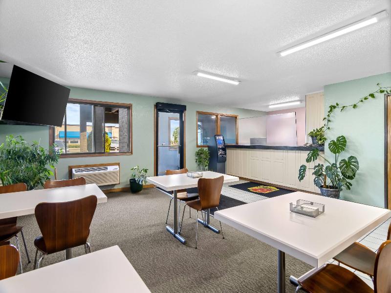 Super 8 by Wyndham Bourbonnais/Kankakee Area image