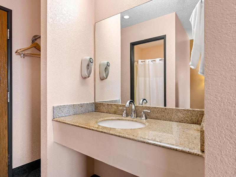 Super 8 by Wyndham Bourbonnais/Kankakee Area image
