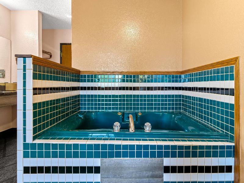 Super 8 by Wyndham Bourbonnais/Kankakee Area image