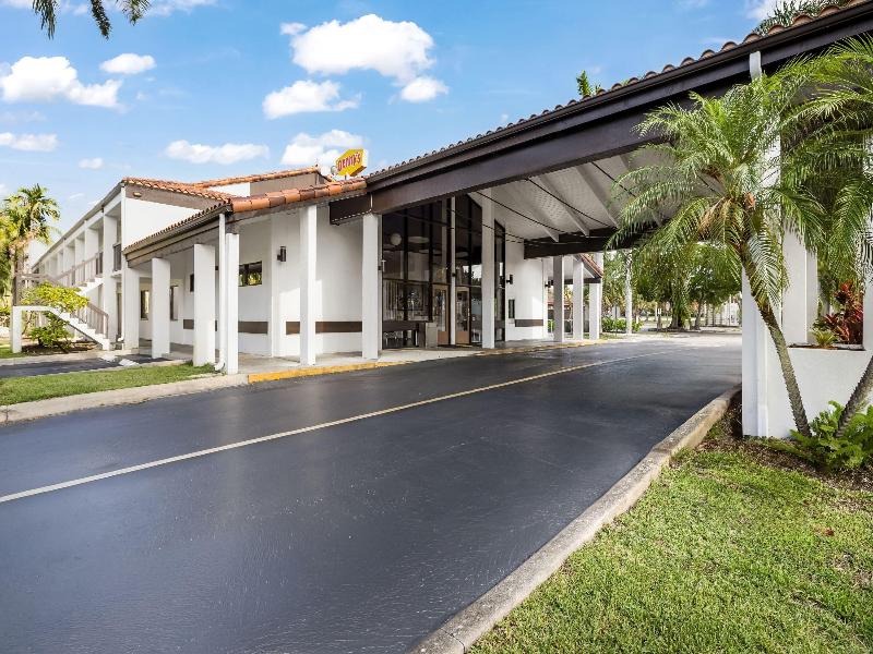 Super 8 by Wyndham Riviera Beach West Palm Beach image