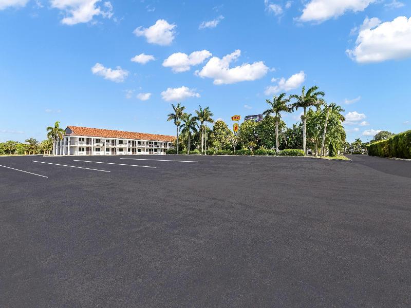 Super 8 by Wyndham Riviera Beach West Palm Beach image