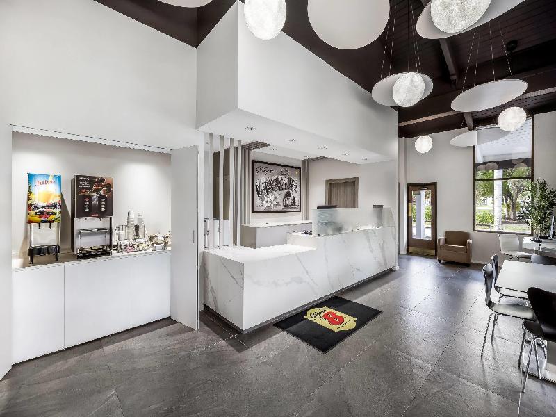 Super 8 by Wyndham Riviera Beach West Palm Beach image