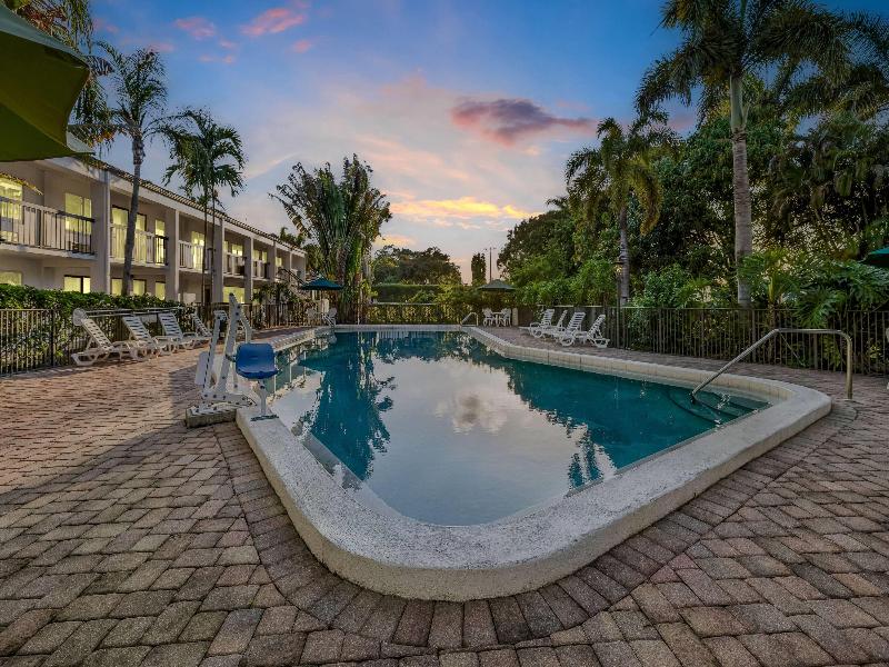 Super 8 by Wyndham Riviera Beach West Palm Beach image