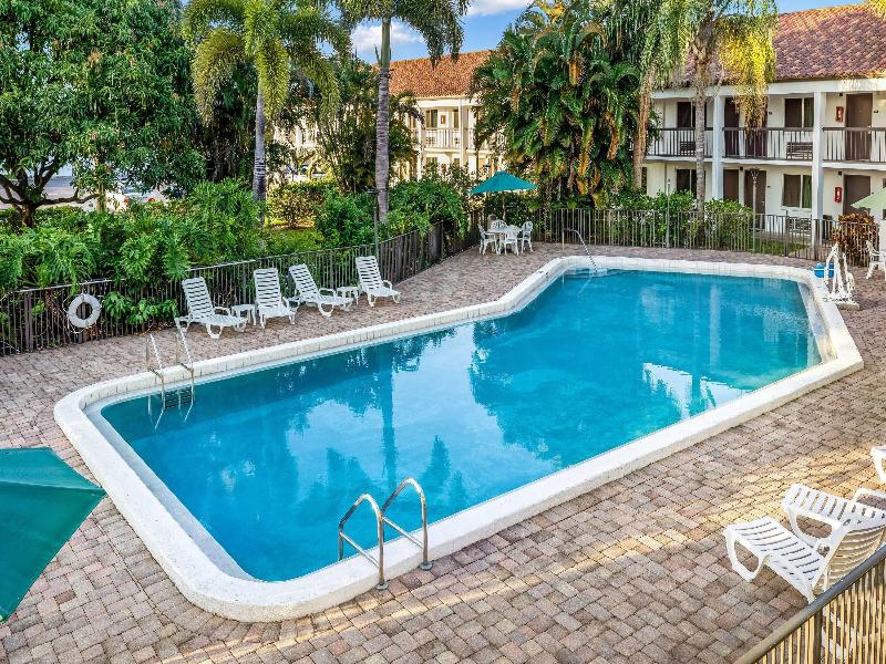 Super 8 by Wyndham Riviera Beach West Palm Beach image