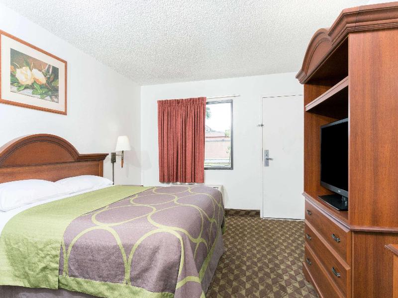 Super 8 by Wyndham Riviera Beach West Palm Beach image