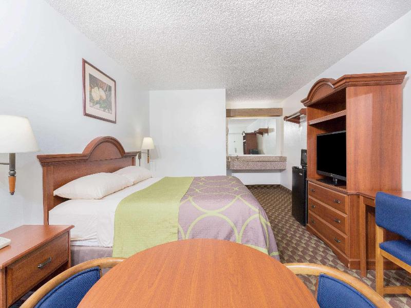 Super 8 by Wyndham Riviera Beach West Palm Beach image