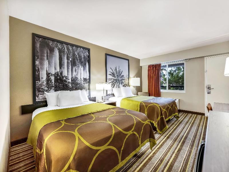 Super 8 by Wyndham Riviera Beach West Palm Beach image