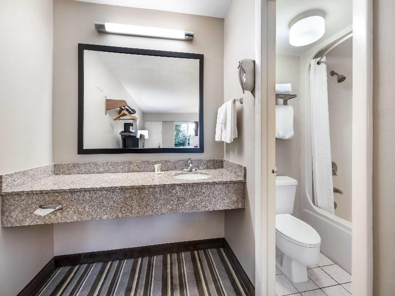 Super 8 by Wyndham Riviera Beach West Palm Beach image