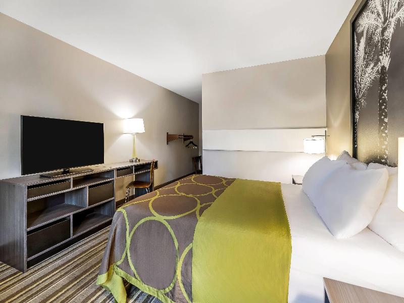 Super 8 by Wyndham Riviera Beach West Palm Beach image