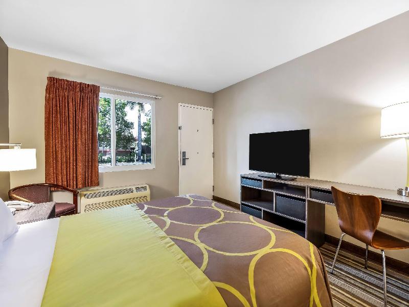 Super 8 by Wyndham Riviera Beach West Palm Beach image