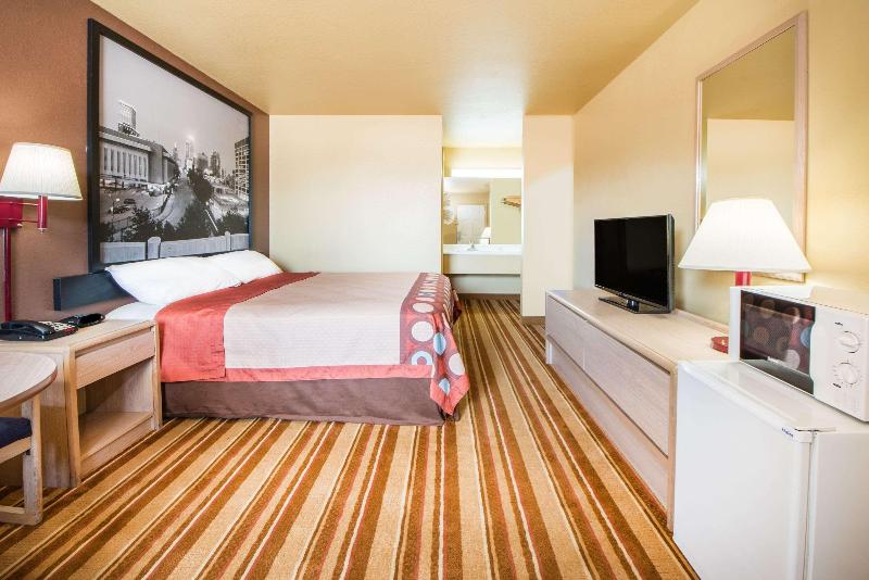 Super 8 by Wyndham Big Cabin/Vinita Area image