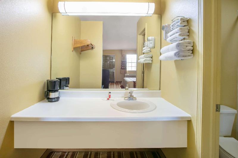 Super 8 by Wyndham Big Cabin/Vinita Area image