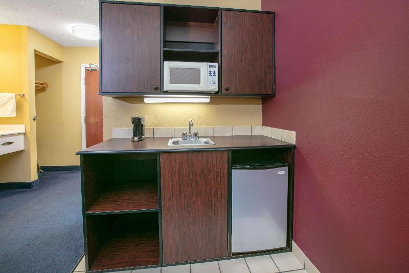Super 8 by Wyndham Big Cabin/Vinita Area image
