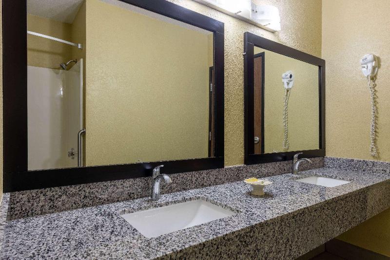 Super 8 by Wyndham Nixa/Springfield Area image