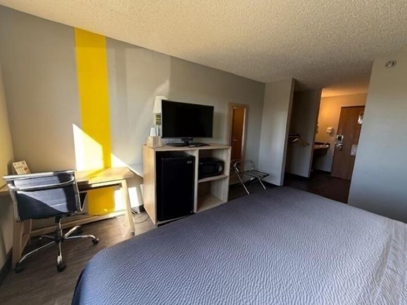 Super 8 By Wyndham Smithville Lake image
