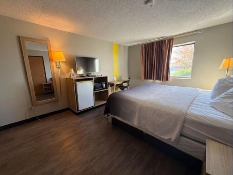 Super 8 By Wyndham Smithville Lake image