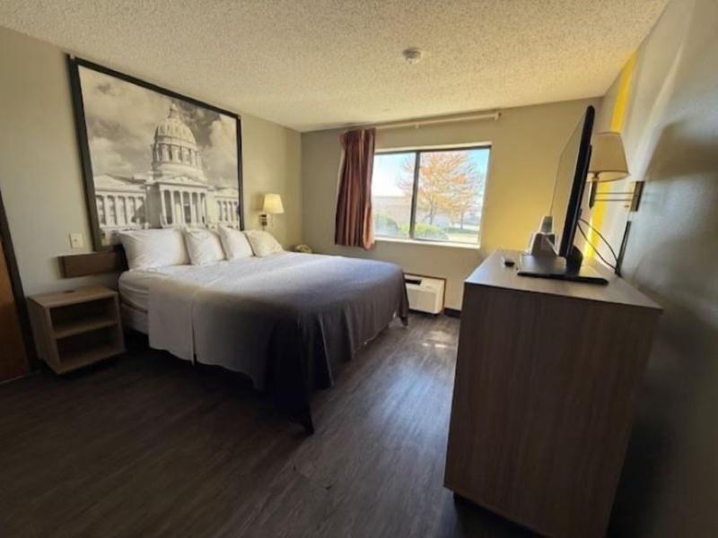 Super 8 By Wyndham Smithville Lake image